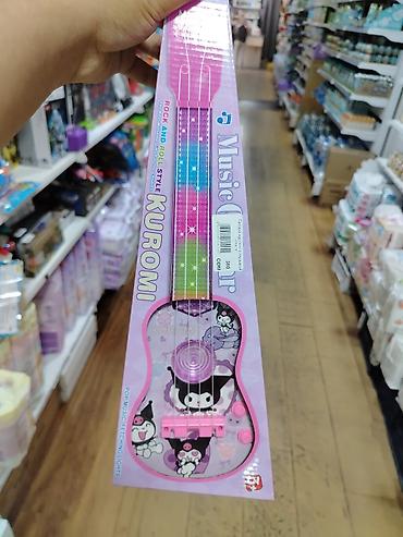 детский гитара: Детская музыкальная гитара Kuromi - Тематика: Kuromi (Sanrio) — 1