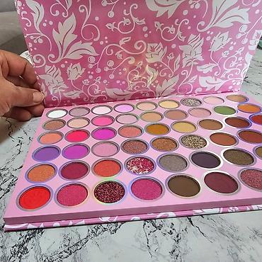 bourjois rumenilo: Velika paleta senki za oči brenda Medecoo, koja sadrži 54 nijanse — 2