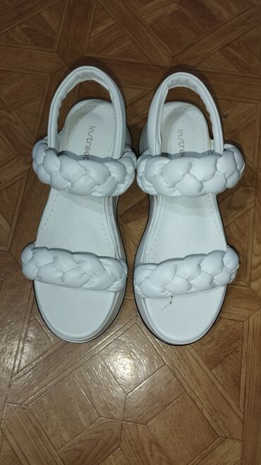 обувь для купания: Босоножки белые покупала в Санкт-Петербурге, 36 размер цена 800 сом