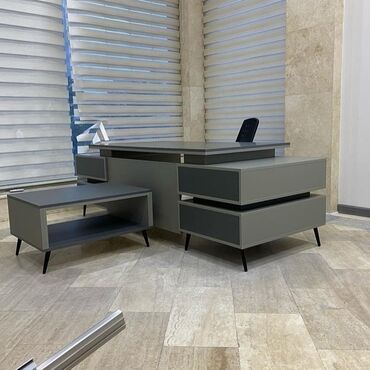 Ofis masaları: Yeni, Müdir üçün, Kvadrat masa