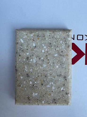 Digər divar panelləri: Kvars kompozit (engineered stone) səthlər – açıq bej-boz tonlarda — 22