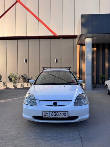 меняю дом на машину: Белый хетчбэк Honda Civic с багажником на крыше. Модель выделяется