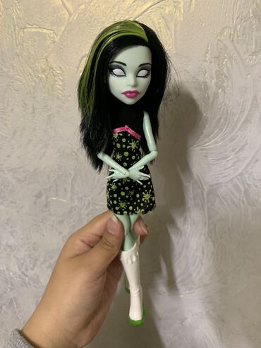 Игрушки: Продаю куклу
Скара Скримс 
Монстер хай
Monster high