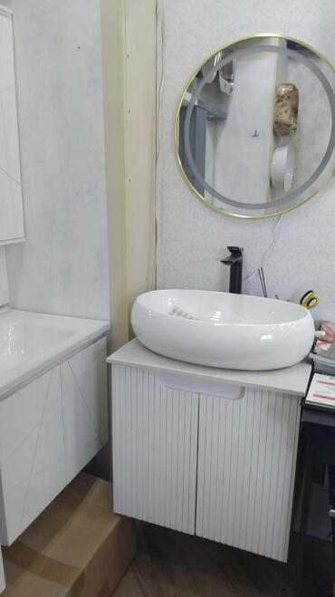 Müasir hamam dəsti – konsol tipli şkaf, üstü qoyulan keramika qab