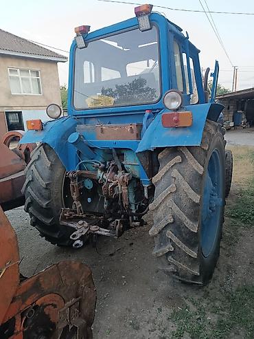 ucuz avtomabillər: Mavi rəngli MTZ tipli təkərli kənd təsərrüfatı traktoru.İli 1990 — 5