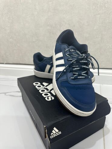 ağ ayaqqabılar: Adidas idman ayaqqabısı. Ölçü 42/ rəng lacivert. Vəziyyəti - Əla. Çox