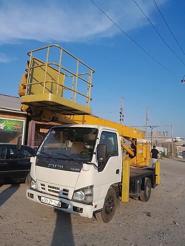 Isuzu: Avtokran/avtokalyaska ilə təchiz olunmuş Isuzu NKR səbətliftdir. - — 1