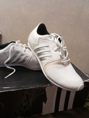 Кроссовки и спортивная обувь: Adidas originals 100%! размер 42! цена 3500 сом! распродаю! цена