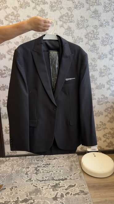 Kostyumlar: Təzə kostyum. Heç vaxt geyinilməyib. Etiketi üstündə. Ölçü uyğun — 1