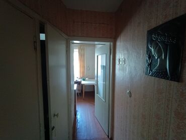 срочно продаю в связи с переездом: 2 комнаты, 42 м², 104 серия, 2 этаж, Старый ремонт