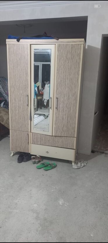 Masalar və oturacaqlar: İşlənmiş, 3 qapılı Düz dolab, Qarderob, paltar dolabı, Azərbaycan