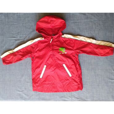 красный свитер: Яркая легкая ветровочка,которую малыш может легко сложить и носить