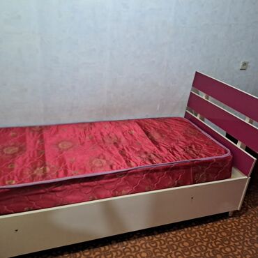 детская кровать с матрацем: Продаю кровать в отличном состоянии . матрас в подарок