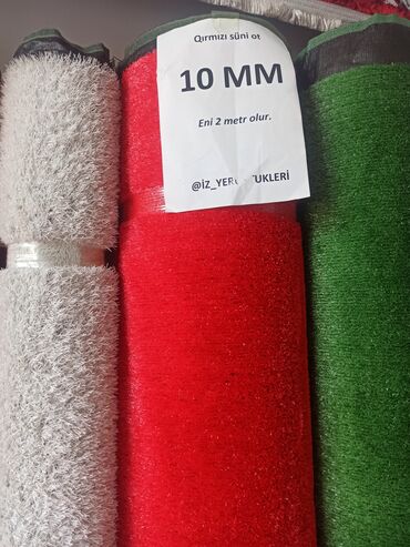 Laminat: Rəngi qırmızı olan, 10 mm qalınlığında, 2 metr eni olan süni ot. Bu