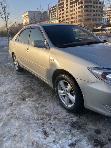 жёлтая машина: Toyota Camry: 2002 г., 2.4 л, Механика, Бензин, Седан