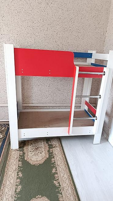 bunk bed: Детская двухъярусная кровать с лестницей - Компактная конструкция на — 1