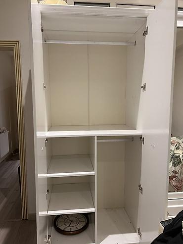 paltar şkaf: Ağ rəngli, klassik üslubda böyük paltar şkafı. Şkaf çoxbölməli — 2