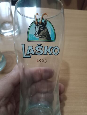 ugaone garniture na razvlacenje: Staklena čaša za pivo sa prepoznatljivim logotipom Laško.Novo. Na čaši