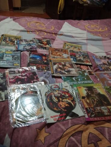 CD, DVD disklər və kassetlər: Diskler cemi 50 qepiye kino diskleri mahnilar çizgi filmleri oyun