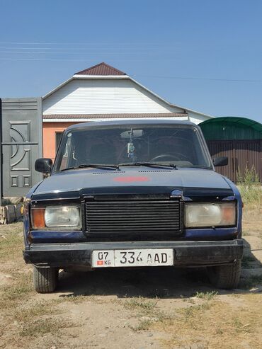 алабука машина: Автомобиль ВАЗ-2107 синего цвета, оснащенный четырьмя дверями и