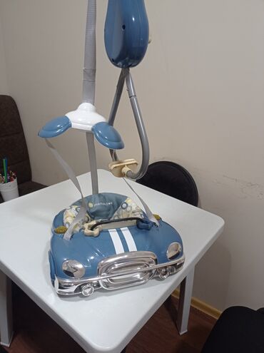 6 yaş: Mamalove “Jumper” qapı yelləncək/skuçer – avtomobil temalı bebek