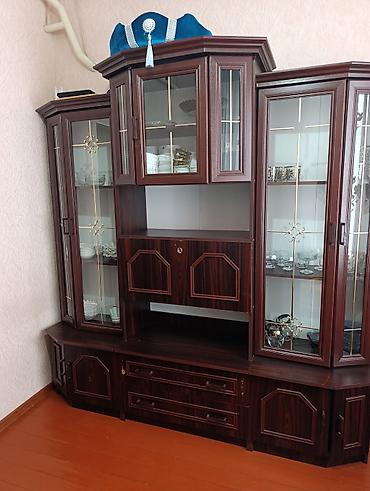 сервант для зала: Секция-гостиная (стенка) из темного шпона/ЛДСП в классическом стиле — 2