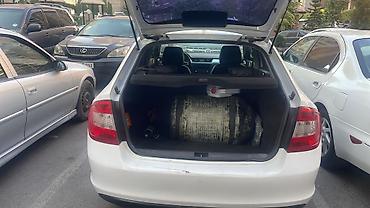 skoda rapid 2012: Skoda Rapid: 2015 г., 1.6 л, Автомат, Газ, Хэтчбэк — 3