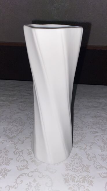 ваза декор: Керамическая ваза белого цвета. Отлично подойет для вашего дома или