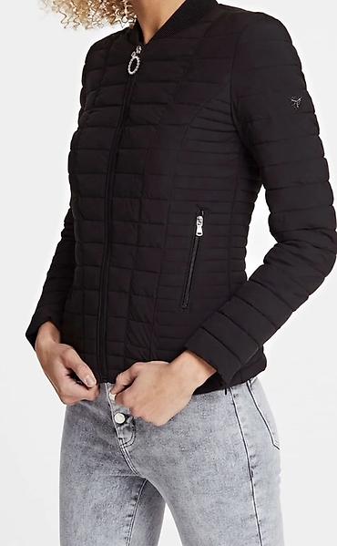 Üst geyimi: Qadınlar üçün qara qısqa quilted yüngül jaket - Rəng: qara - Siluet — 4