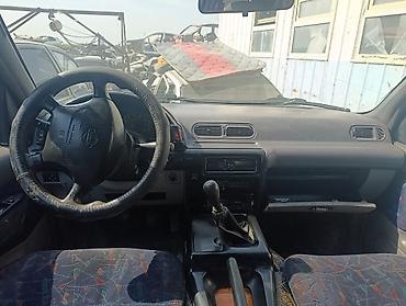 т 35: Nissan Serena (C23) — компактвэн зеленого цвета с серыми бамперами — 2