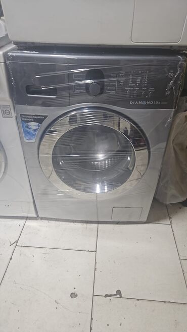 Soyuducular: Gümüşü rəngdə Samsung Diamond Drum paltaryuyan maşın. Ön tərəfdə