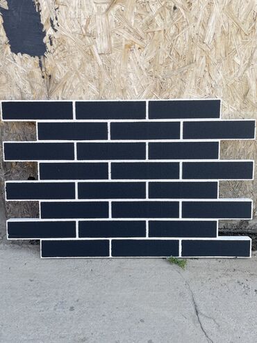 Фасадные сэндвич панели: Термопанели "под кирпич" в цвете антрацит и белом цвете. Этот фасадный — 6