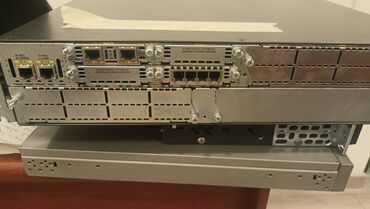 Monitorlar: Cisco 2821 router 2800 series