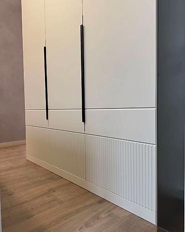 Sifarişlə dolablar: Düz dolab, Yataq otağı üçün, Qarderob, Açılan, Korpuslu, 5 qapı — 6