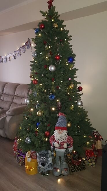 искусственный пальма: Искусственная новогодняя ель с полным декором и гирляндами. - Высокая