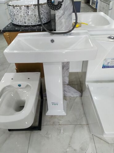 qosqu su ceni: Ağ rəngdə olan, ayaqlı unitaz və bide dəsti. Unitaz və bide müasir