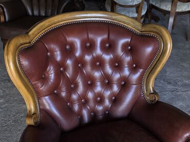 Stilske fotelje: Klasična fotelja od pune kože sa drvenim ramom - Tip: duboka salonska — 4