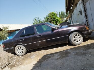 вентилятор w124: Элегантный седан в темном цвете с обтекаемым дизайном. Модель оснащена