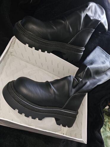 военный обувь: Черные женские сапоги с высокой голенью и массивной тракторной