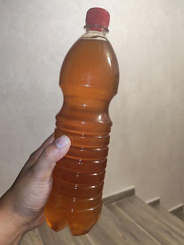 бутылки воды: Натуральный горный мёд и облепиховый мед в удобной фасовке. На фото — 2