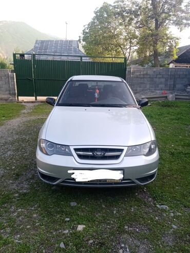 дэу эсперо: Представляем Daewoo Nexia, седан с четырьмя дверьми и серебристым