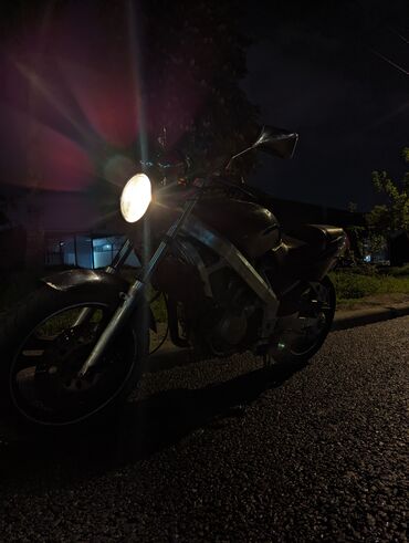 Мотоциклы: Мотоцикл с классическим дизайном, выполненный в черном цвете. Оснащен — 3