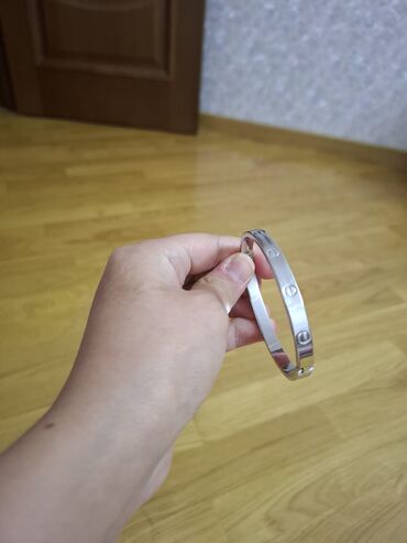 Gümüşü rəngdə, "Love" seriyasına aid dəbli qolbaq. Üzərindəki vint