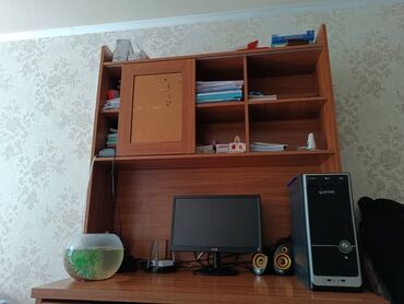 кровать двуспалка: Компьютерный стол менен спальный диван сатылат.Абалы жакшы