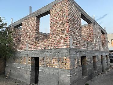 Үйлөр: Продаётся дом в районе баха/ магистраль с участком 8 соток. На участке — 3