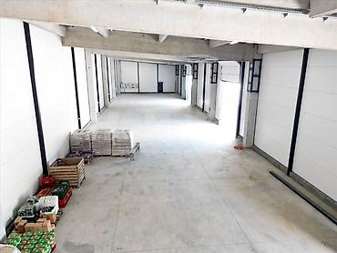 Radionice, postrojenja, fabrike: -Površina od 920m2 je podeljena u dva objekta 660m2 i 260m2. -Hala sa — 7