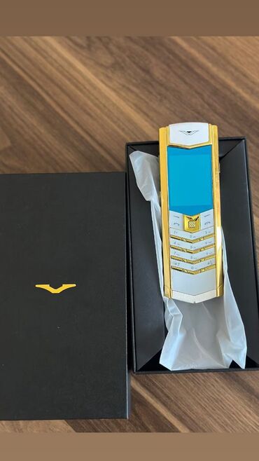 Realme: Vertu Signature Touch, Düyməli