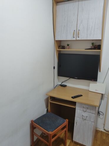 barski sto: Desks, Rectangle, Plywood, Used