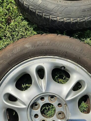 Gume i felne: 4 komada alu felne r15, sa 2 skoro nove i 2 polovne letnje gume. Na — 8