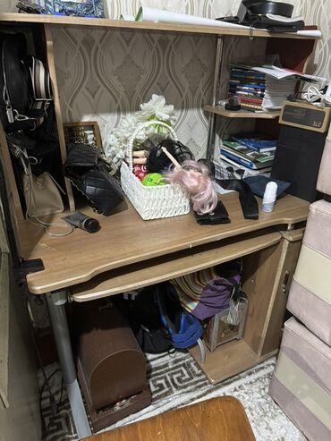 рабочий письменный стол: Компьютердик үстөлү, Текчелери бар